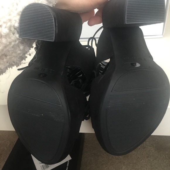 Black platform peep toe heels with fringe - Picture 4 of 4